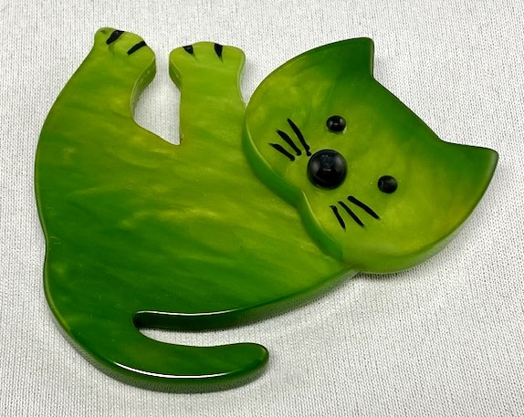 BB167 Marie Pavone pearly green Galaltih cat brooch pin